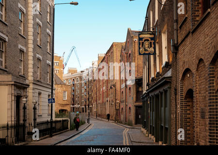 Londres, 25 Novembre 2015 : Warehouse apartments sur Wapping High Street avec le signe de l'Captain Kidd pub Banque D'Images