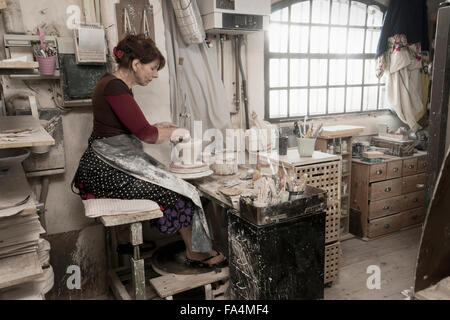 Les potter de la pâte à modeler en atelier, Bavière, Allemagne Banque D'Images