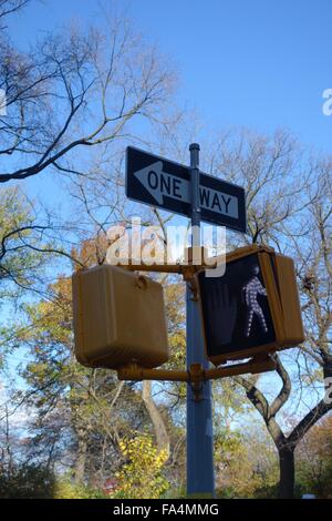 Passage pour piétons & One Way Sign, Manhattan, New York, USA Banque D'Images