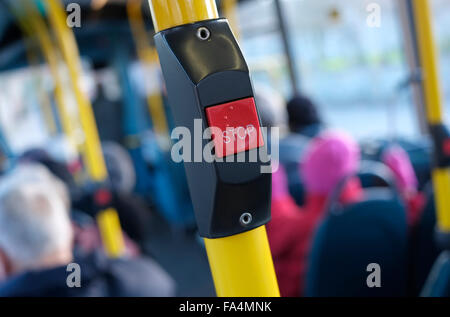 Bouton d'arrêt rouge sur les bus des transports publics Banque D'Images