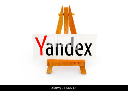 Tambov, Fédération de Russie - le 27 septembre 2015 de Chevalet bois papier avec word sur Yandex. Arrière-plan blanc. Studio shot. Banque D'Images