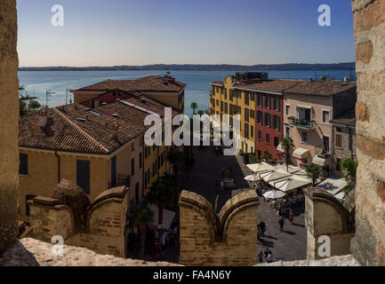 Vue sur le lac de Garde (Italie) et Sirmione vieille ville à travers la fenêtre de l'ancien Château Scaliger (Sirmione, Italie). Banque D'Images