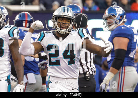 Le Meadowlands, NJ, USA. Dec 21, 2015. NJ, Carolina Panthers Josh évoluait Norman # 24 est furieux après avoir combattu avec les Giants de New York le receveur Odell Beckham # 13 le 21 décembre 2015, au stade Metlife à Meadowlands, NJ. Les Panthère défait les géants 38-35. Margaret Bowles/CSM/Alamy Live News Banque D'Images