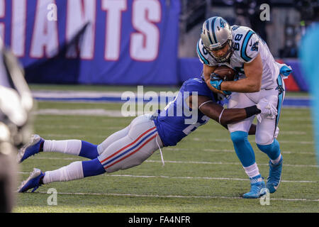 Le Meadowlands, NJ, USA. Dec 21, 2015. NJ, Carolina Panthers tight end Greg Olsen # 88 verges de gains après la capture dans un match de la NFL contre les Giants de New York le 21 décembre 2015, au stade Metlife à Meadowlands, NJ. Les Panthère défait les géants 38-35. Margaret Bowles/CSM/Alamy Live News Banque D'Images