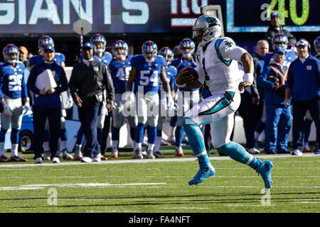 Le Meadowlands, NJ, USA. Dec 21, 2015. NJ, quarterback Carolina Panthers Cam Newton # 1 brouille dans un match de la NFL contre les Giants de New York le 21 décembre 2015, au stade Metlife à Meadowlands, NJ. Les Panthère défait les géants 38-35. Margaret Bowles/CSM/Alamy Live News Banque D'Images