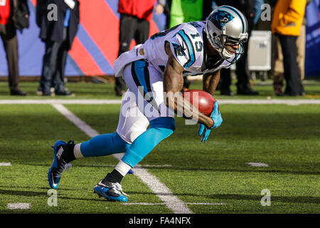 Le Meadowlands, NJ, USA. Dec 21, 2015. NJ, Panthers receveur Ted Ginn # 19 renvoie une kickoff dans un match de la NFL contre les Giants de New York le 21 décembre 2015, au stade Metlife à Meadowlands, NJ. Les Panthère défait les géants 38-35. Margaret Bowles/CSM/Alamy Live News Banque D'Images