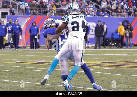 Le Meadowlands, NJ, USA. Dec 21, 2015. NJ, Carolina Panthers Josh évoluait Norman # 24 et les Giants de New York le receveur Odell Beckham # 13 s'affrontent dans un match de la NFL le 21 décembre 2015, au stade Metlife à Meadowlands, NJ. Les Panthère défait les géants 38-35. Margaret Bowles/CSM/Alamy Live News Banque D'Images