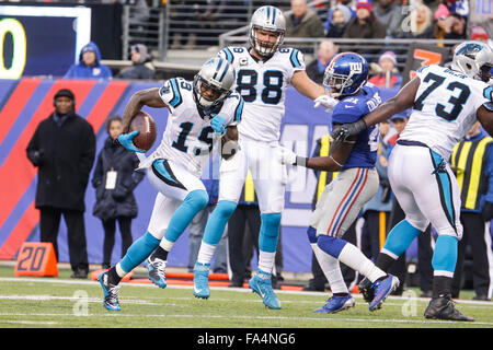 Le Meadowlands, NJ, USA. Dec 21, 2015. NJ, Panthers receveur Ted Ginn # 19 chefs pour la ligne de but dans un match de la NFL contre les Giants de New York le 21 décembre 2015, au stade Metlife à Meadowlands, NJ. Les Panthère défait les géants 38-35. Margaret Bowles/CSM/Alamy Live News Banque D'Images