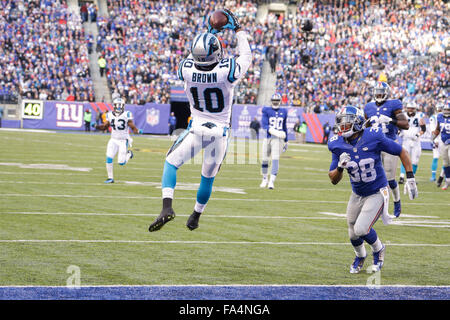 Le Meadowlands, NJ, USA. Dec 21, 2015. NJ, Panthers receveur Corey Brown # 10 captures un laissez passer pour un touché dans un match de la NFL contre les Giants de New York le 21 décembre 2015, au stade Metlife à Meadowlands, NJ. Les Panthère défait les géants 38-35. Margaret Bowles/CSM/Alamy Live News Banque D'Images