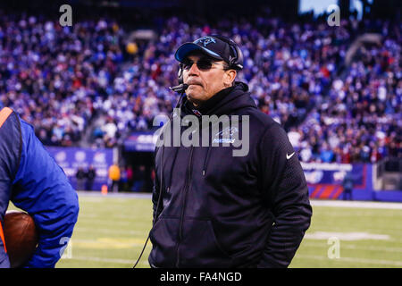 Le Meadowlands, NJ, USA. Dec 21, 2015. NJ, Carolina Panthers l'entraîneur-chef Ron Rivera, est mécontent avec les pitreries sur le terrain pendant le match contre les Giants de New York le 21 décembre 2015, au stade Metlife à Meadowlands, NJ. Les Panthère défait les géants 38-35. Margaret Bowles/CSM/Alamy Live News Banque D'Images