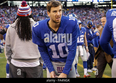 Le Meadowlands, NJ, USA. Dec 21, 2015. NJ, New York Giants quarterback Eli Manning # 10 réchauffe ses mains dans un match de la NFL contre les Panthers de la Caroline le 21 décembre 2015, au stade Metlife à Meadowlands, NJ. Les Panthère défait les géants 38-35. Margaret Bowles/CSM/Alamy Live News Banque D'Images