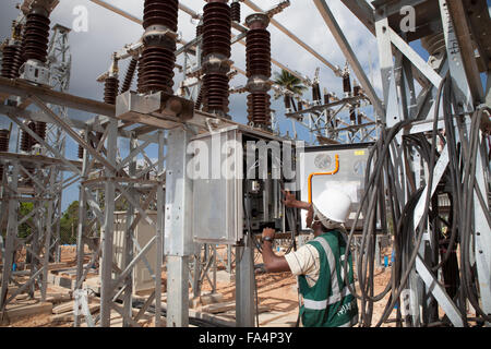 Un ingénieur électrique l'entretien du matériel à la Station Service Mtoni à Zanzibar, Tanzanie, Afrique de l'Est. Banque D'Images