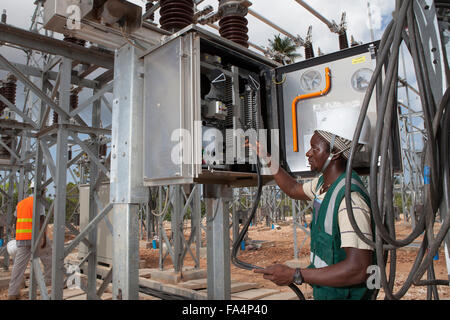 Un ingénieur électrique l'entretien du matériel à la Station Service Mtoni à Zanzibar, Tanzanie, Afrique de l'Est. Banque D'Images