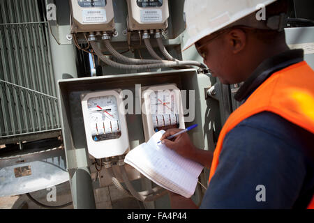 Un ingénieur électrique l'entretien du matériel à la Station Service Mtoni à Zanzibar, Tanzanie, Afrique de l'Est. Banque D'Images