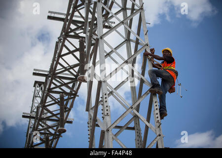 Un ingénieur électrique l'entretien du matériel à la Station Service Mtoni à Zanzibar, Tanzanie, Afrique de l'Est. Banque D'Images