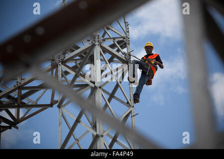 Un ingénieur électrique l'entretien du matériel à la Station Service Mtoni à Zanzibar, Tanzanie, Afrique de l'Est. Banque D'Images