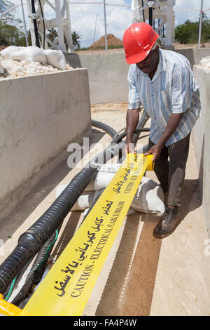 Câble d'alimentation sous-marins sur les côtes de Zanzibar à partir de la terre ferme, la Tanzanie, l'Afrique de l'Est. Banque D'Images