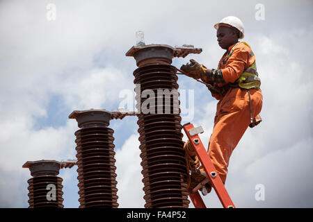 Un ingénieur électrique aide à la construction d'une nouvelle sous-station électrique à Tanga, en Tanzanie. Banque D'Images
