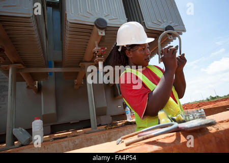 Un ingénieur électrique aide à la construction d'une nouvelle sous-station électrique à Tanga, en Tanzanie. Banque D'Images