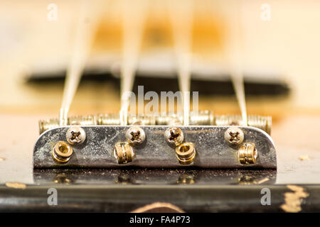 Close up d'un pont dans le corps d'une basse électrique Banque D'Images