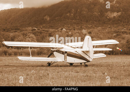 Démarrage du moteur de l'ancien avion rétro. Banque D'Images