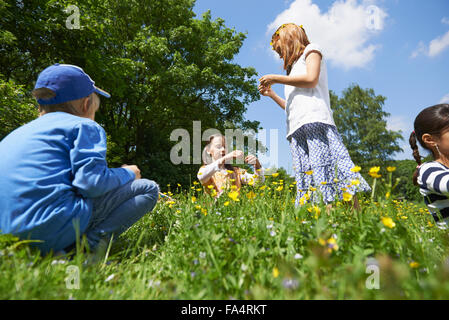 Groupe d'amis faisant de la couronne florale, Munich, Bavière, Allemagne Banque D'Images