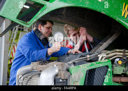 L'enseignement pratique à la mécatronique. Professeur d'enseignement explique un tracteur. Banque D'Images