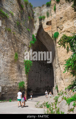 Orecchio di Dionisio Sicile, touristes entrez dans la caverne connue sous le nom de l'Oreille de Denys dans le parc archéologique de Syracuse, Sicile,. Banque D'Images