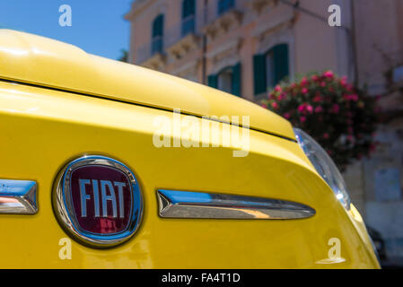 Fiat 500 location Italie, détail de l'avant d'une Fiat 500 jaune voiture garée dans une rue de Syracuse, en Sicile. Banque D'Images