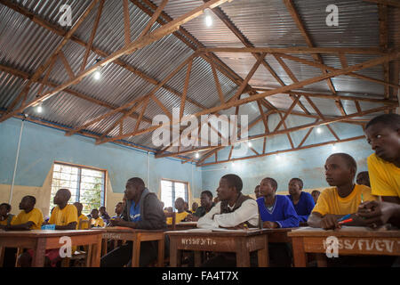 Les élèves fréquentent l'école dans une salle de classe éclairée par l'énergie solaire, en Nyarubanda village, région de Kigoma, l'ouest de la Tanzanie. Banque D'Images