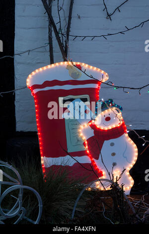 Eathorpe, Warwickshire, Royaume-Uni. 21 Décembre, 2015. Les lumières de Noël font partie de l'affichage annuel pour la charité dans le village d'Eathorpe. Cet événement populaire attire de nombreux visiteurs qui peuvent faire des dons dans les boîtes de collecte à l'extérieur de la décoration des chalets qui bordent la rue principale du village. Crédit : Colin Underhill/Alamy Live News Banque D'Images