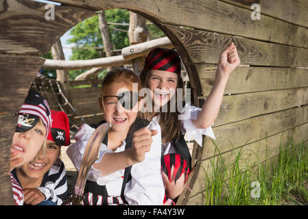 Enfants jouant sur un bateau pirate en terrain d'aventure, Bavière, Allemagne Banque D'Images