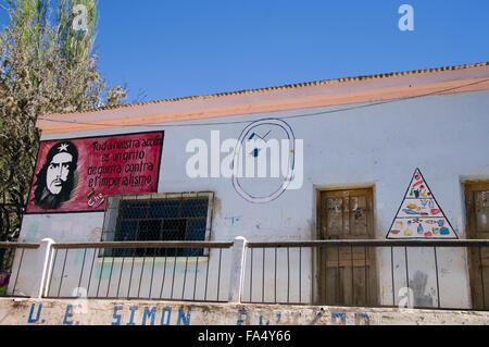 Pyramidand alimentaire Che Guevara beige sur le mur d'une école ou d'une communauté en construction Luribay, Bolivie, Amérique du Sud Banque D'Images
