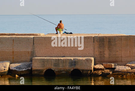 Pêche à la jetée de l'homme de Molfetta Pouilles Pouilles Italie Europe Banque D'Images