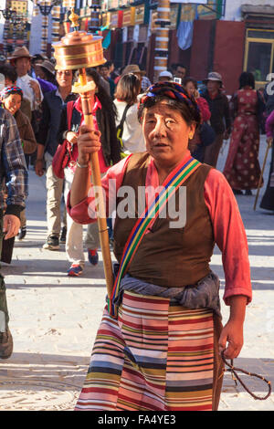 [Éditorial] n'utilisez que les femmes tibétaines à la route de pèlerinage dans le centre de Lhassa, Tibet Banque D'Images