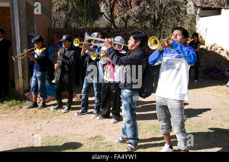 Musiciens jouant de la musique de danse traditionnelle brass band à la célébration de l'année 500 Luribay, Bolivie, fêtes et parades Banque D'Images