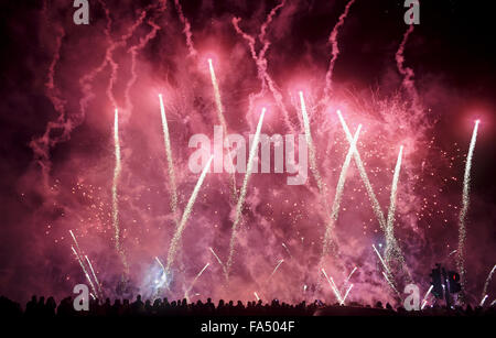 Brighton, Sussex, UK. 21 Décembre, 2015. Des milliers de personnes la ligne de front pour regarder le feu d'artifice climax de la combustion les horloges solstice d'hiver défilé dans Brighton ce soir . Burning the Clocks est un festival du solstice d'hiver qui a lieu chaque année à Brighton organisé par le même ciel arts group et a été créée en 1993 Crédit : Simon Dack/Alamy Live News Banque D'Images