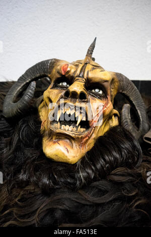 Masque sculpté en bois Krampus Banque D'Images