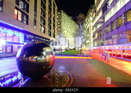 La place du millénaire à la recherche de St Paul's Place et le "bâtiment des Cheesegrater, centre-ville de Sheffield, South Yorkshire, Angleterre, Royaume-Uni Banque D'Images