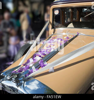 Décorées avec des rubans de voiture à un mariage, Bristol, Royaume-Uni Banque D'Images