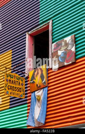 Fenêtre d'une maison en carton ondulé vibrant et atelier d'artiste à La Boca, Buenos Aires, Argentine Banque D'Images