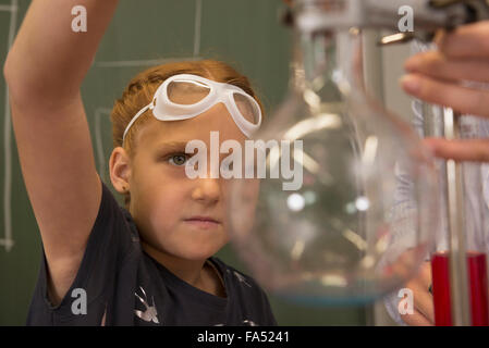 Écolière avec professeur faisant des expériences en classe de chimie, Fürstenfeldbruck, Bavière, Allemagne Banque D'Images