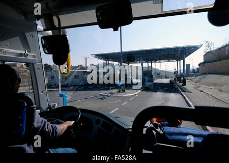 Bus israélien traversant le point de contrôle de Har Homa près de la ville palestinienne de Beith Sahour, en Cisjordanie, dans la banlieue de Jérusalem Israël Banque D'Images