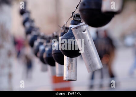 Pile de débris de grenades lacrymogènes et de grenades assourdissantes utilisées par les forces israéliennes lors d'affrontements avec les Palestiniens décorer un arbre de Noël dans la place de la crèche dans la ville de Cisjordanie Bethléem comme un geste symbolique pour montrer la colère palestinienne à l'occupation continue des territoires palestiniens par Israël. Banque D'Images