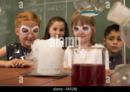 Les élèves du primaire faisant expérimenter avec reeky liquide en cours de chimie, Fürstenfeldbruck, Bavière, Allemagne Banque D'Images
