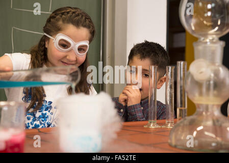 Les élèves de l'école mélanger le liquide en chimie classe, Fürstenfeldbruck, Bavière, Allemagne Banque D'Images