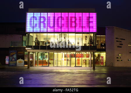 Le théâtre Crucible dans le centre-ville de Sheffield, South Yorkshire, Angleterre Royaume-uni - de nuit, l'hiver, 2015 Banque D'Images