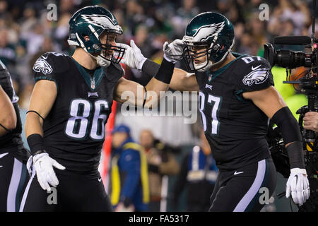 Philadelphie, Pennsylvanie, USA. 18Th Oct, 2015. Philadelphia Eagles tight end Zach Ertz (86) célèbre son toucher avec la main l'extrémité Brent Celek (87) au cours de la NFL match entre les Arizona Cardinals et les Philadelphia Eagles au Lincoln Financial Field à Philadelphie, Pennsylvanie. Les Arizona Cardinals a gagné 40-17. Les Arizona Cardinals clinch la NFC West Division. Christopher Szagola/CSM/Alamy Live News Banque D'Images