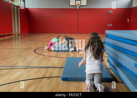 Pour l'organisation de la cour de basket-ball en tapis de sport, Munich, Bavière, Allemagne Banque D'Images