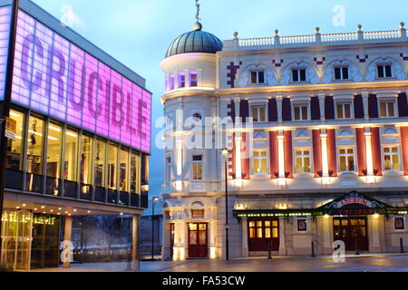 Le théâtre Crucible (l) et le Lyceum Theatre (r) du centre-ville de Sheffield, Yorkshire, Angleterre Royaume-uni - crépuscule, l'hiver. Banque D'Images